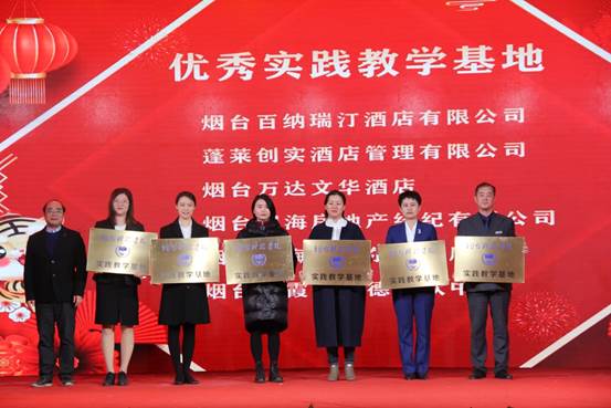 说明: D:\Desktop\2021-2022学年稿件\元旦晚会\照片\111.jpg